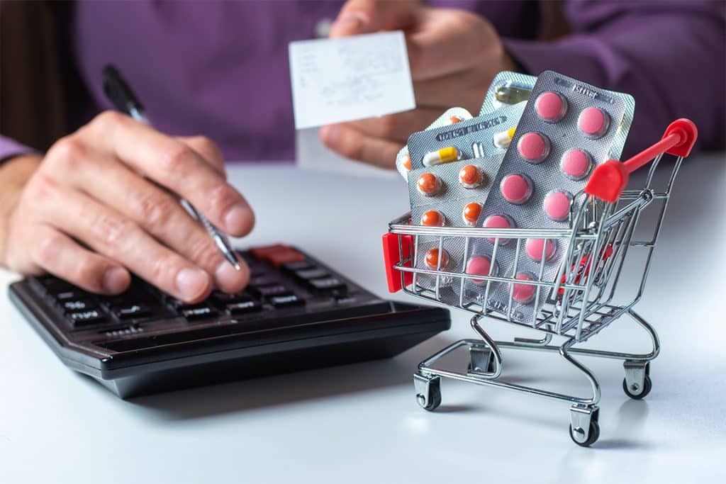 medicatie in winkelmandje en rekenmachine