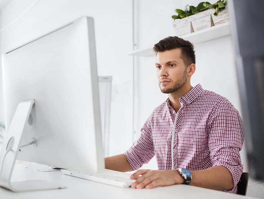 man achter laptop onderzoek registratieadvies