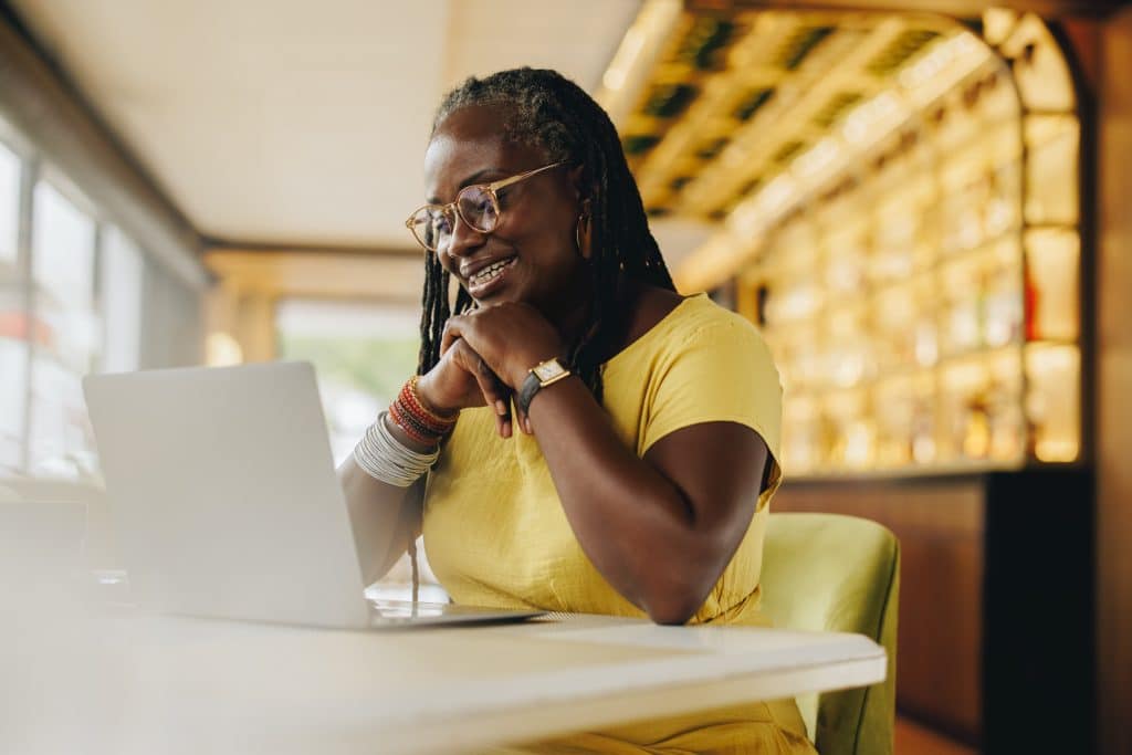 vrouw maakt e-learning achter haar laptop